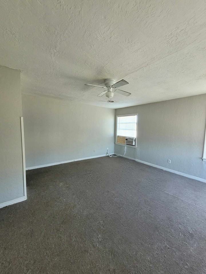 1005 N B St #2 - Photo 2 of 9