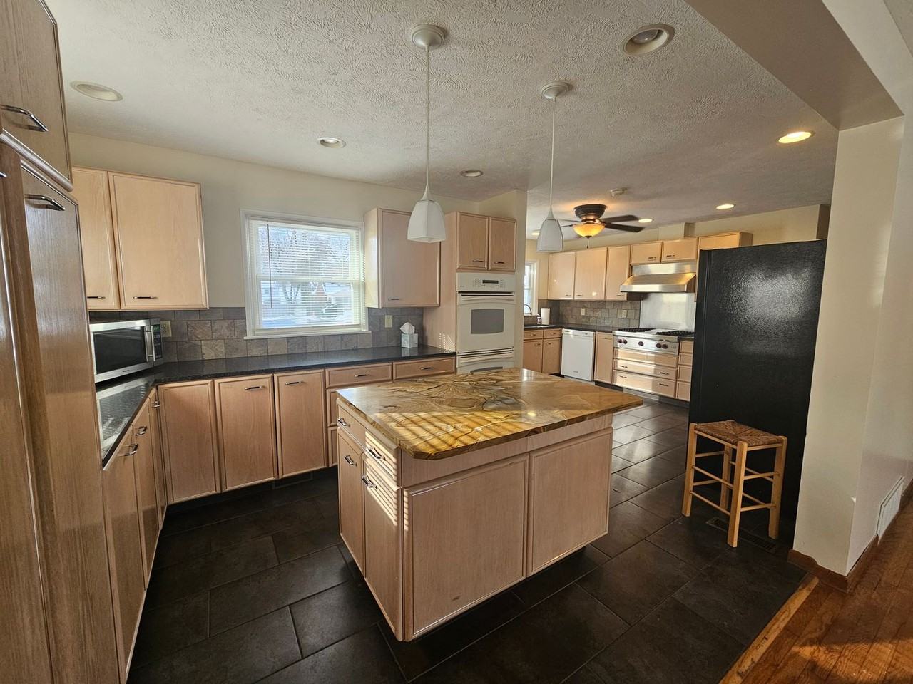 120 Luther Ave - Photo 4 of 24