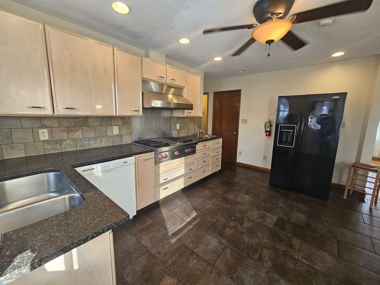 120 Luther Ave - Photo 5 of 24