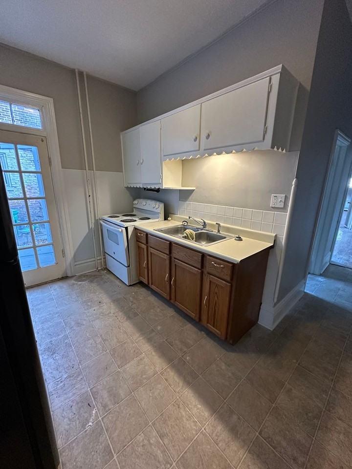 114 S West St - Photo 3 of 9