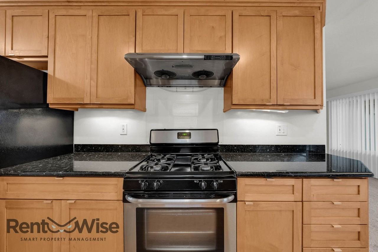 2406 Kehoe Ave - Photo 4 of 45