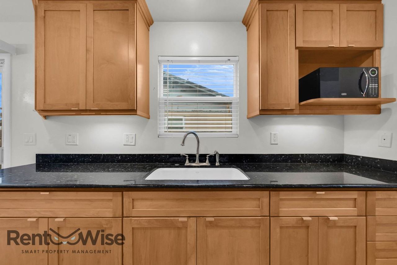 2406 Kehoe Ave - Photo 5 of 45