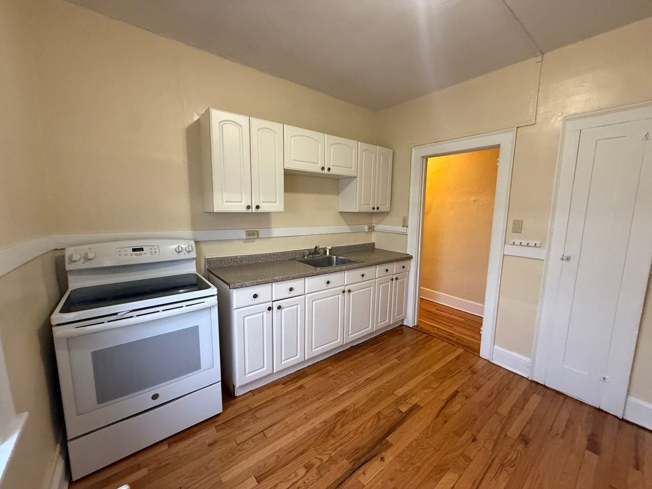 851 Wethersfield Ave - Photo 4 of 11