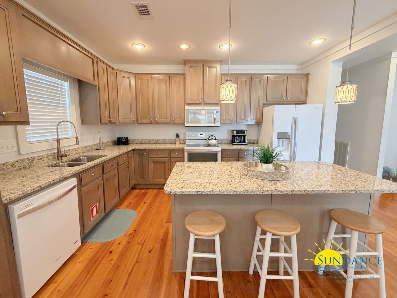 195 Maple St - Photo 7 of 33