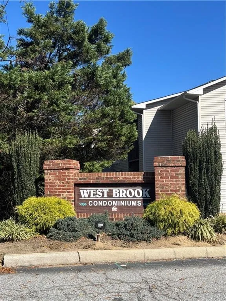 1020 Westbrook Ct - Photo 2 of 23