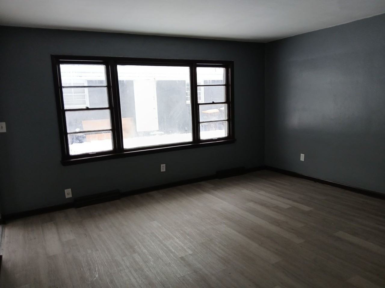 1025 Irving Ave #2 - Photo 2 of 7