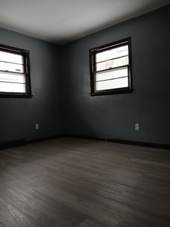 1025 Irving Ave #2 - Photo 4 of 7