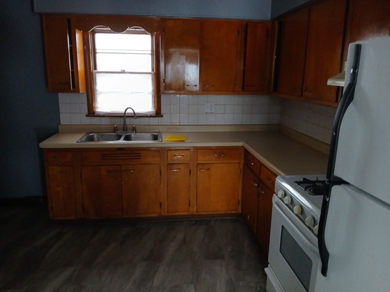 1025 Irving Ave #2 - Photo 6 of 7