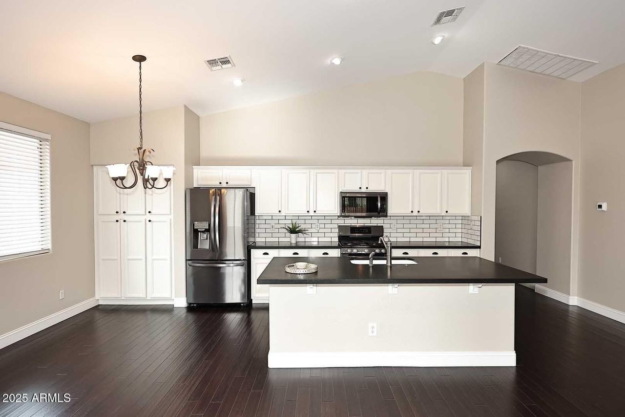 16945 W Manchester Dr - Photo 2 of 39