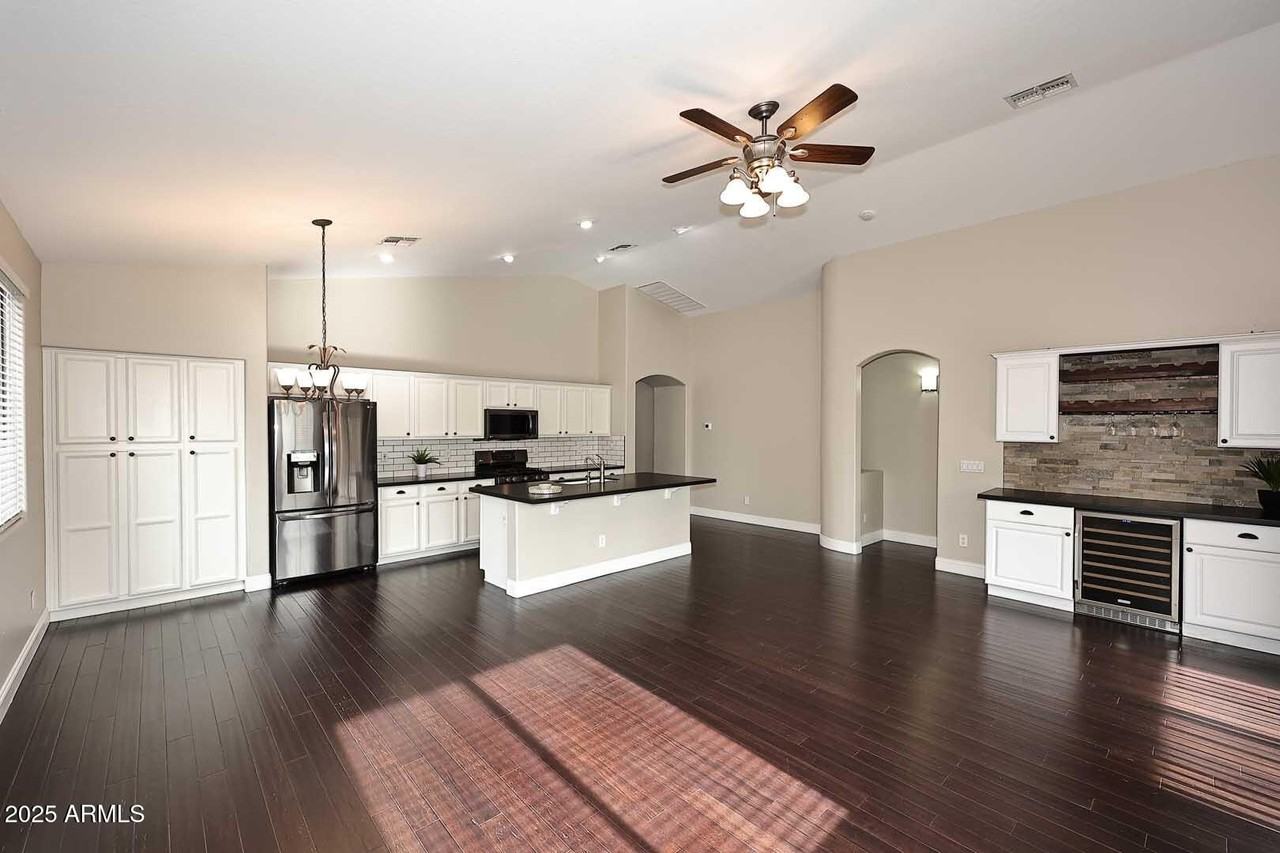 16945 W Manchester Dr - Photo 3 of 39