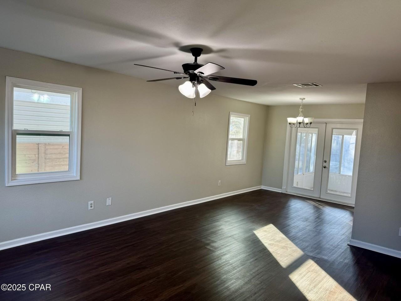 1506 Pennsylvania Ave - Photo 4 of 33