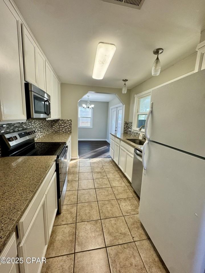 1506 Pennsylvania Ave - Photo 6 of 33