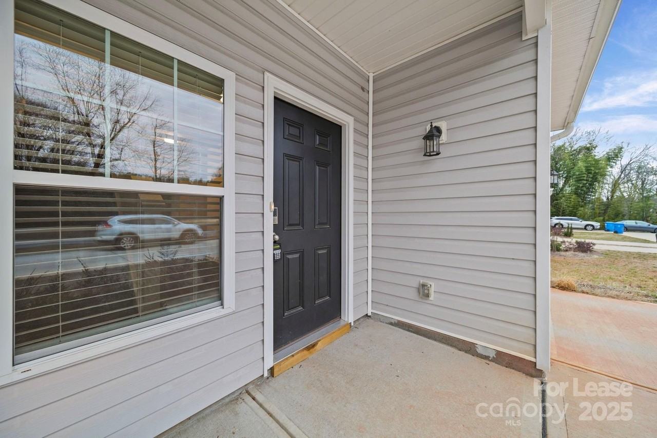 916 S Battleground Ave Apt 4 #4 - Photo 5 of 35