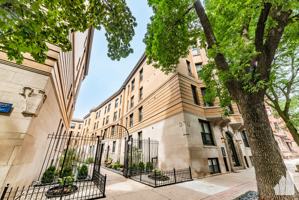 featured image of 428 W Belden Ave