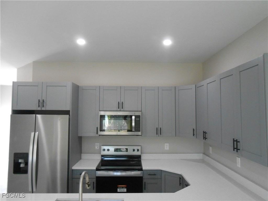 937 Graystone Ave - Photo 5 of 32