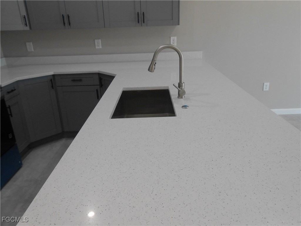 937 Graystone Ave - Photo 6 of 32