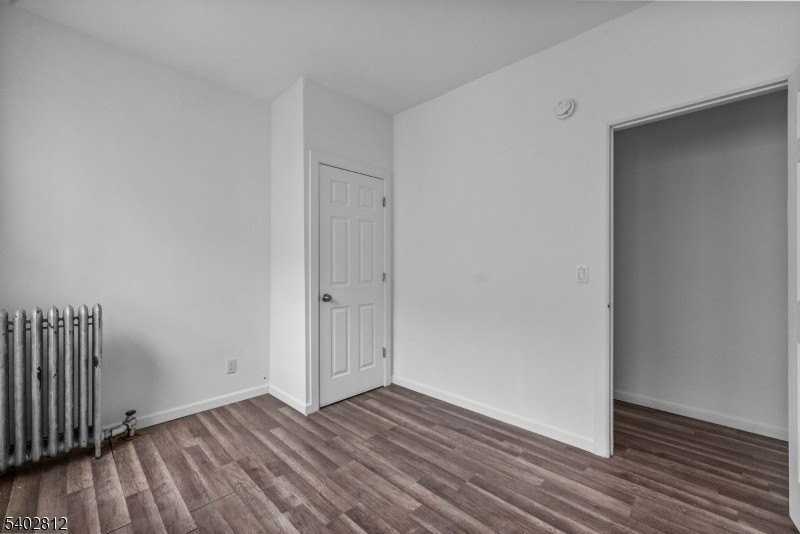 268 Leslie St - Photo 4 of 12