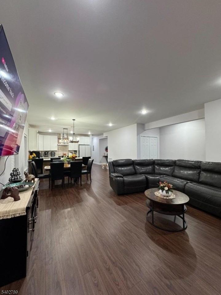 528 Jefferson Ave - Photo 4 of 19