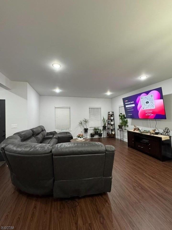 528 Jefferson Ave - Photo 5 of 19