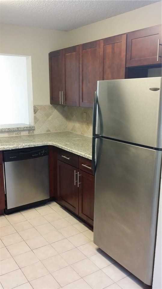 9457 Palm Cir N - Photo 4 of 15