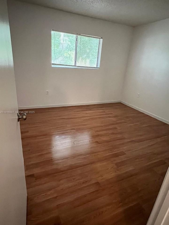 9457 Palm Cir N - Photo 7 of 15