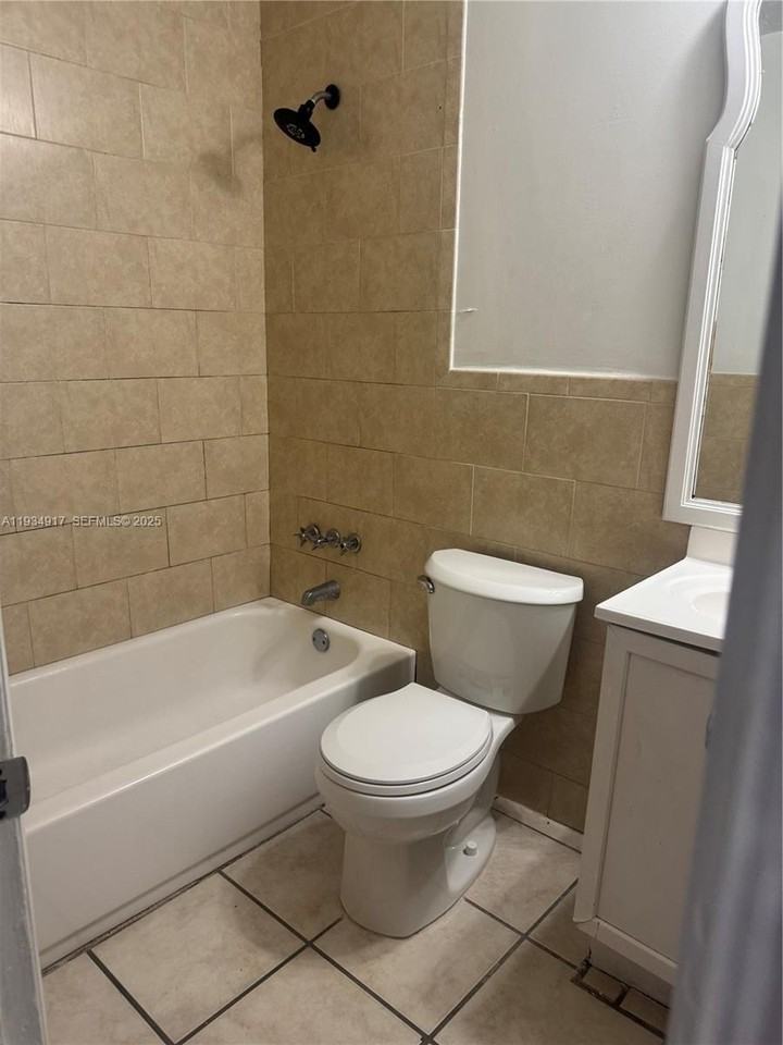 1550 W 7th Ct #23 - Photo 5 of 8