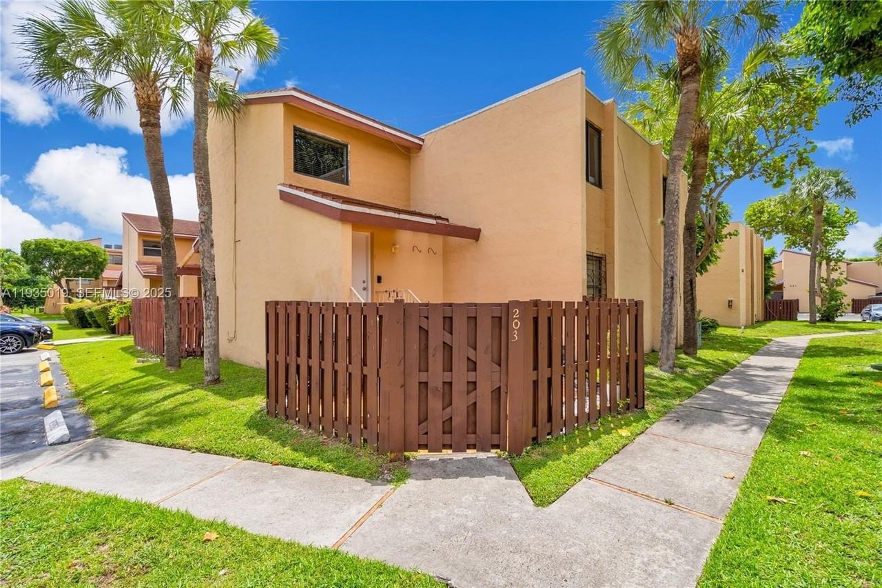 341 W Park Dr #203-15 - Photo 3 of 23