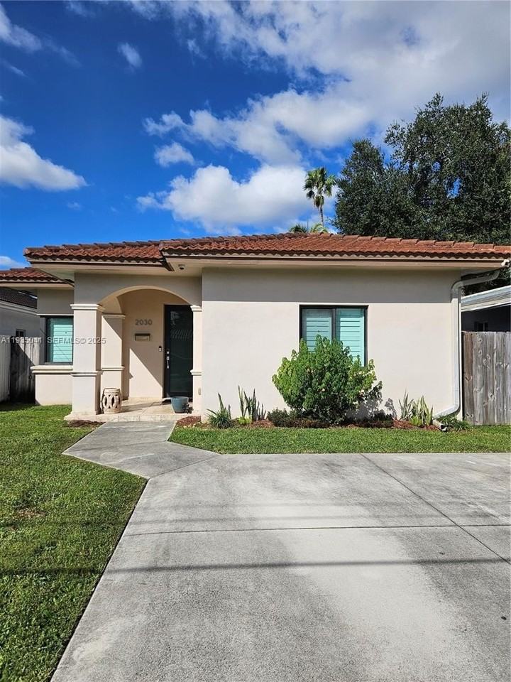 2030 Sw 60th Ave #2030 - Photo 2 of 37