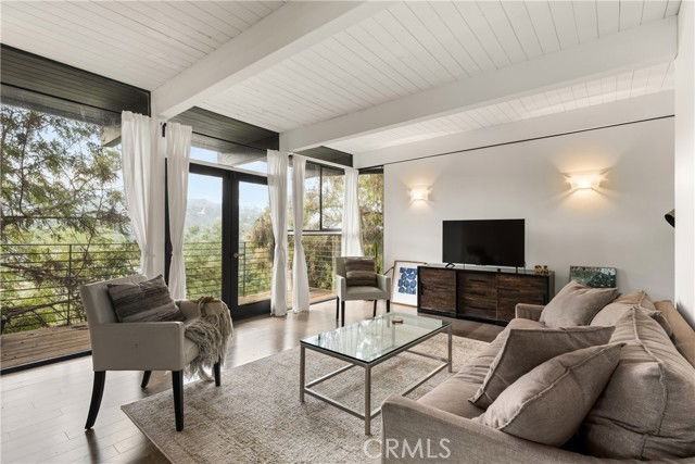3339 N Knoll Dr - Photo 3 of 8