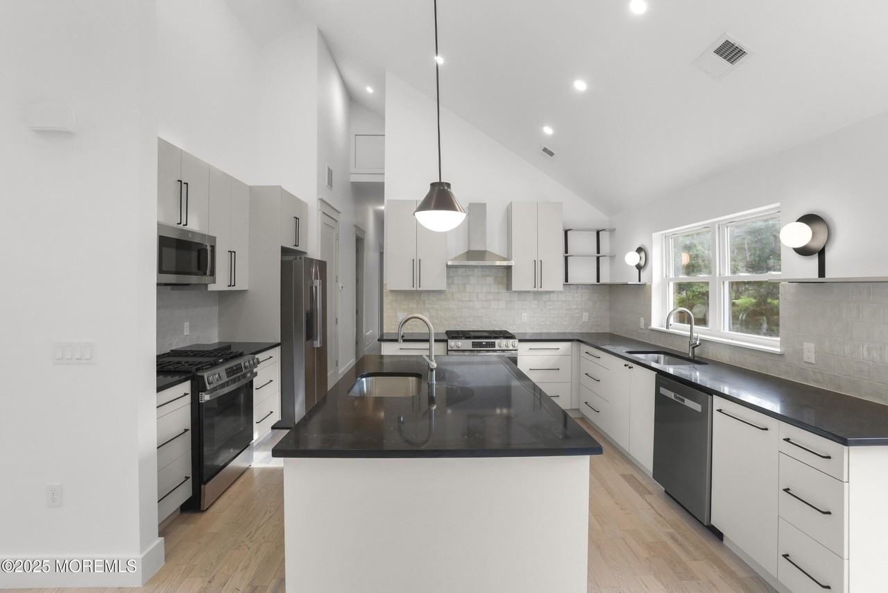 1405 Ridge Ave - Photo 4 of 29