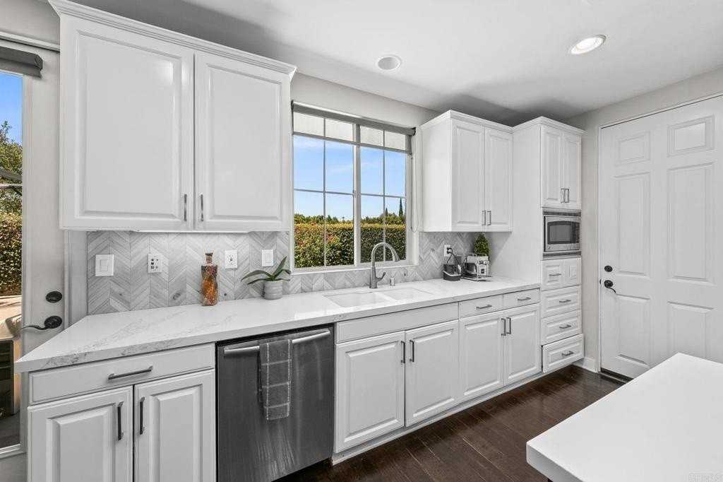 14586 Luna Media - Photo 6 of 32