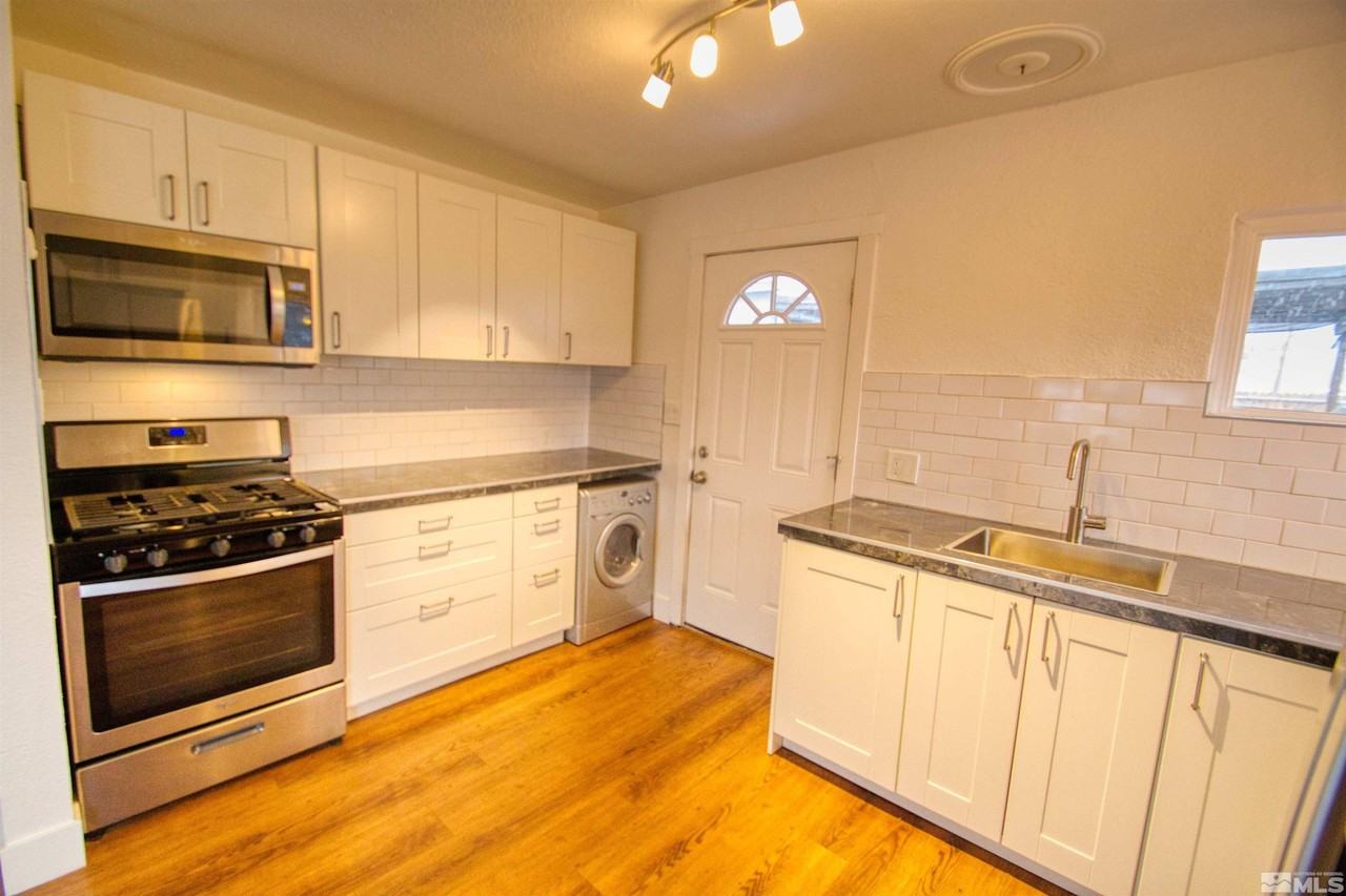 550 W 10th St - Photo 3 of 12