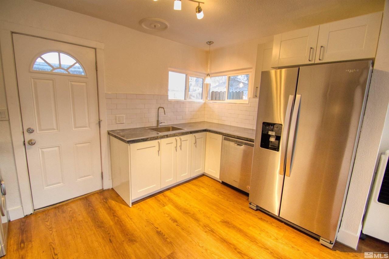 550 W 10th St - Photo 4 of 12