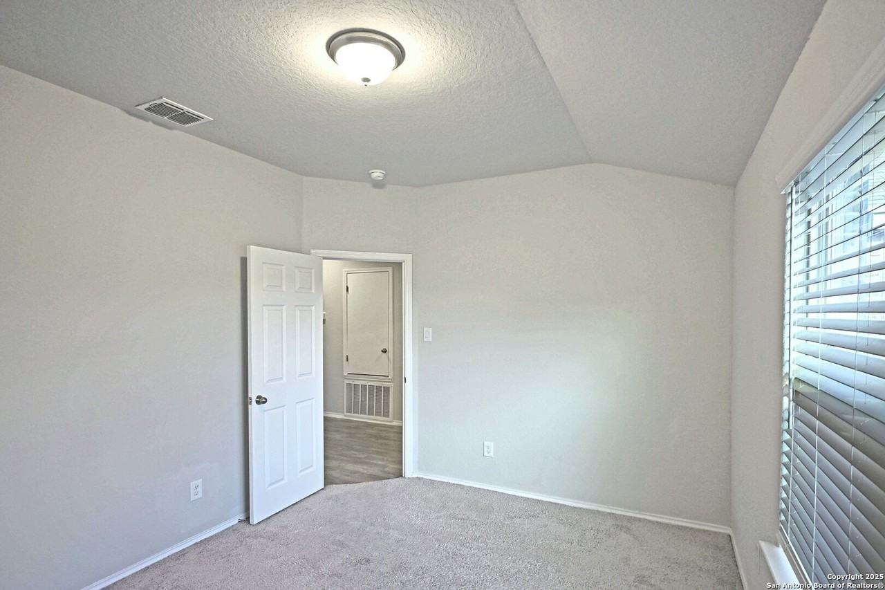 1409 Coffee Tree Dr - Photo 4 of 26