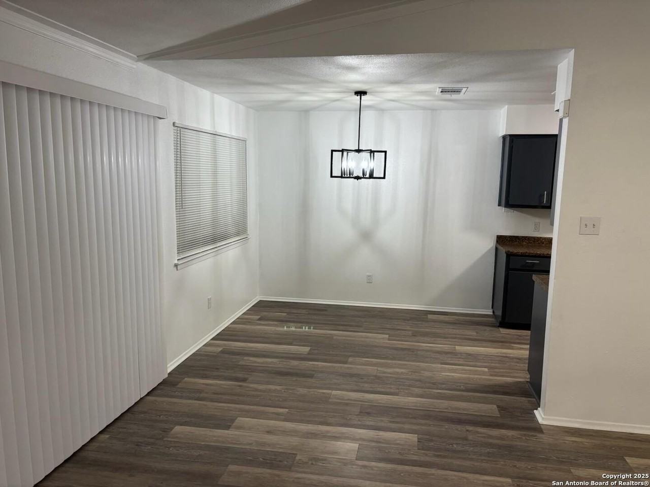 4163 Freestone St - Photo 5 of 20