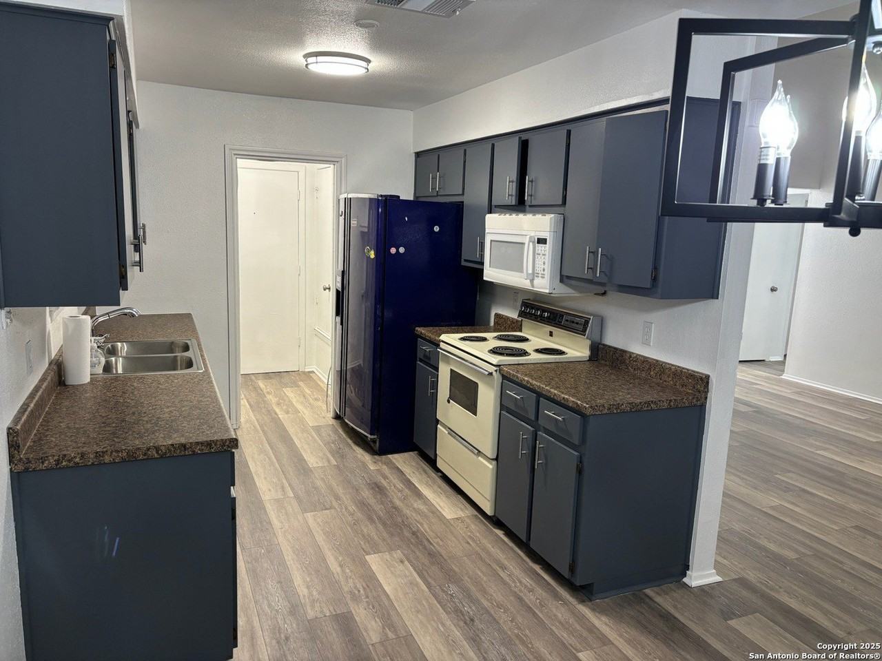 4163 Freestone St - Photo 6 of 20