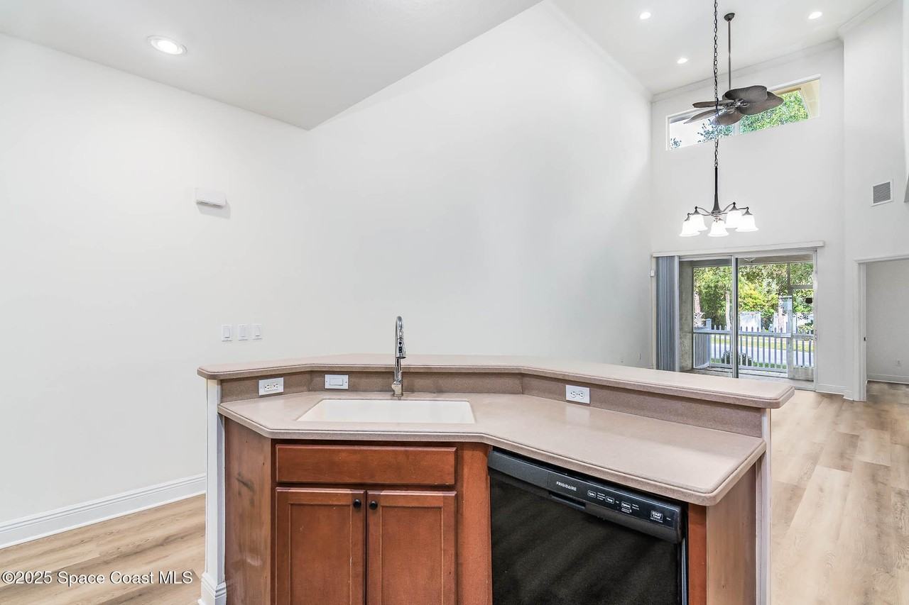 208 Tin Roof Ave - Photo 4 of 41