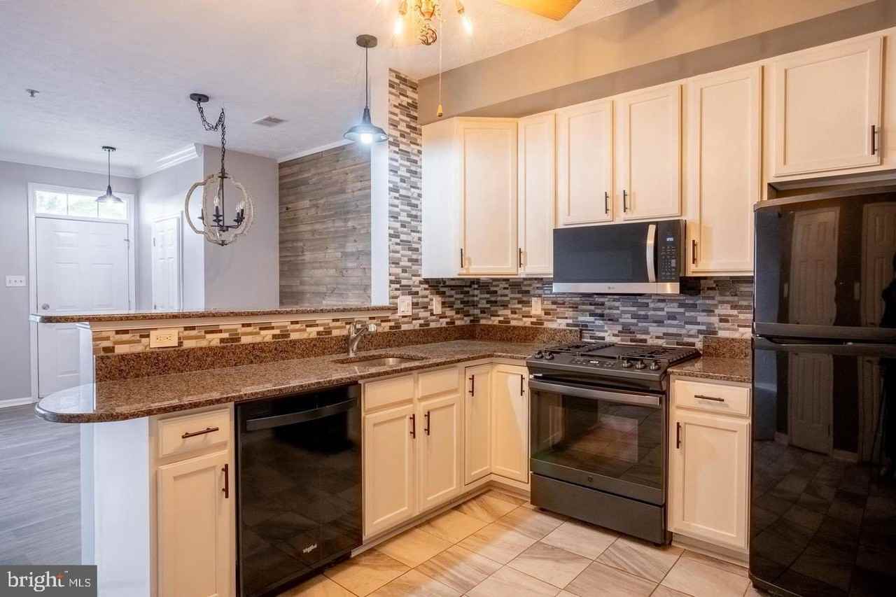 4910 Edgeware Ter - Photo 3 of 9