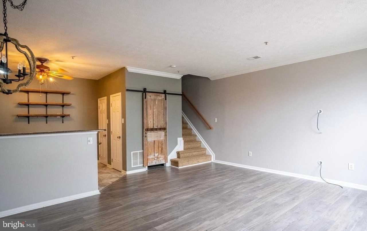 4910 Edgeware Ter - Photo 5 of 9