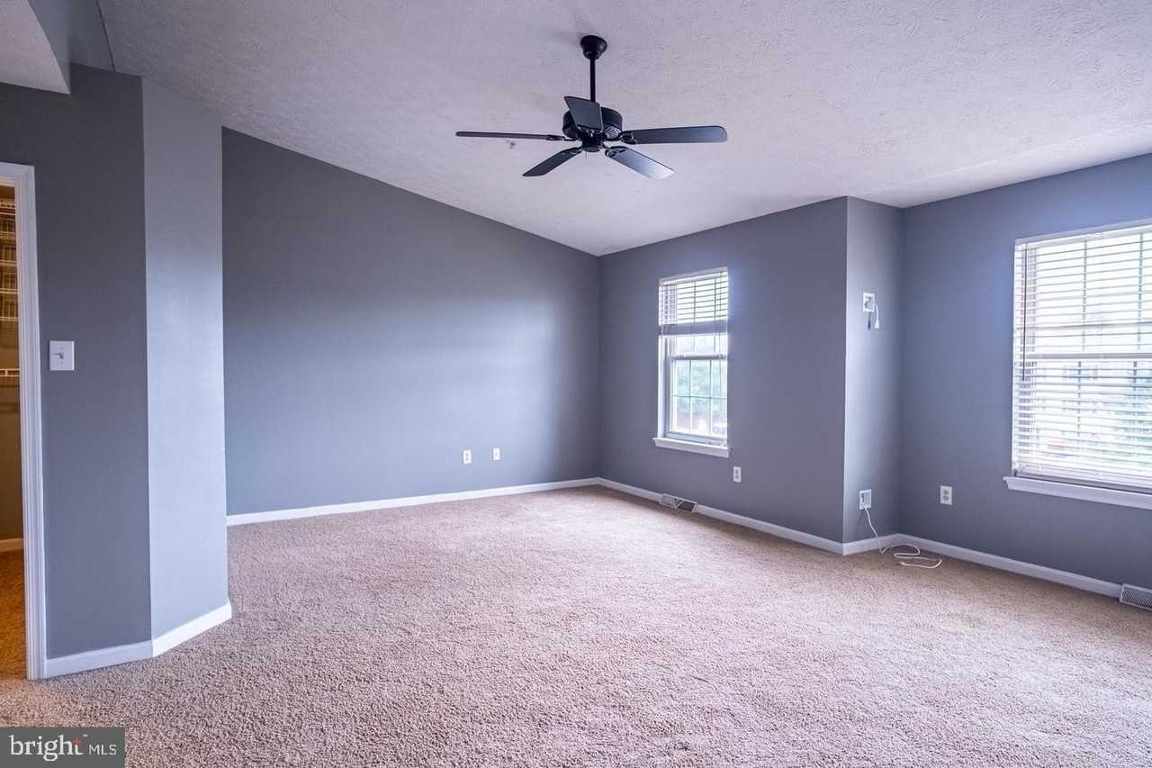 4910 Edgeware Ter - Photo 7 of 9