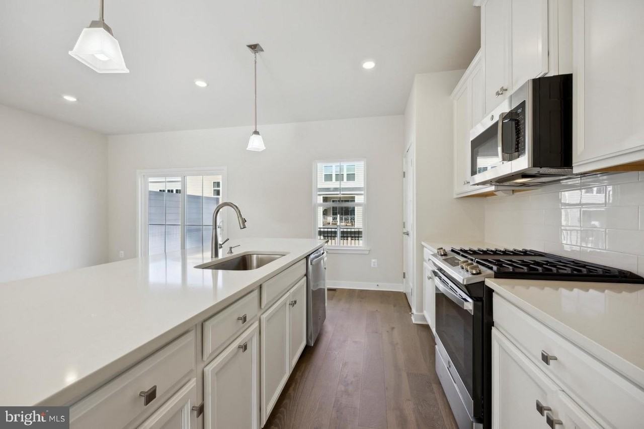 223 Avalon Dr - Photo 4 of 25