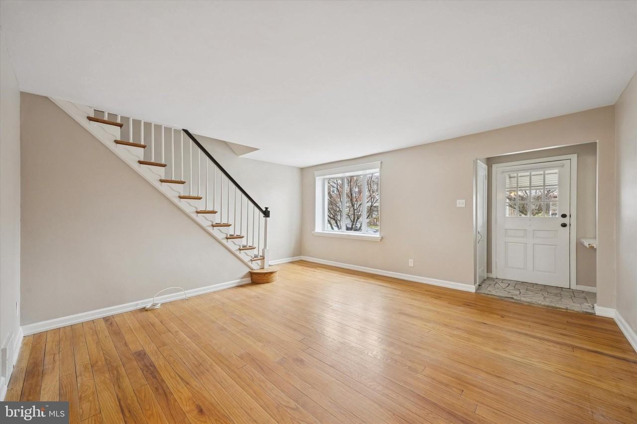 239 S Bayberry Ln - Photo 3 of 25