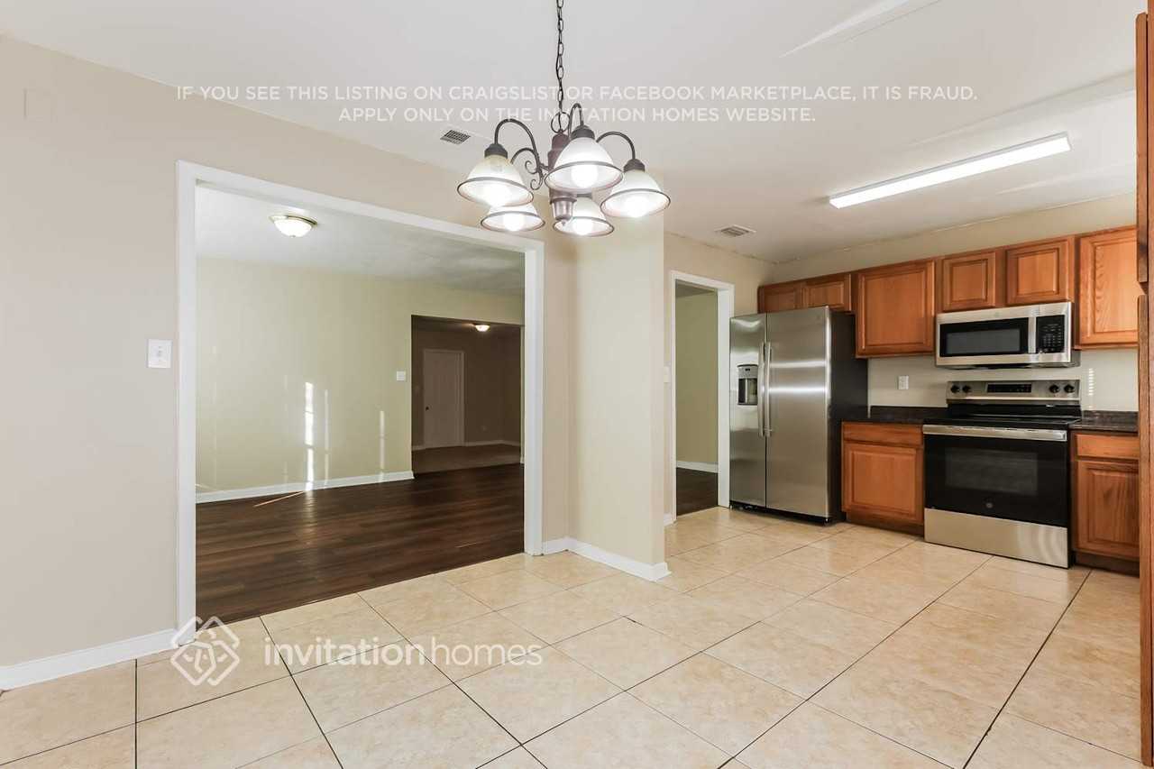 1720 Darlington Dr - Photo 6 of 17