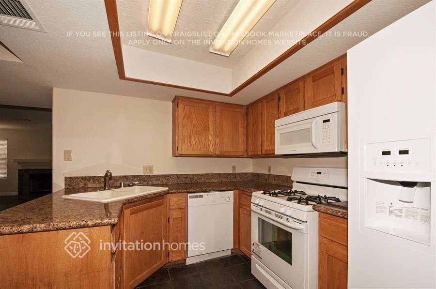 1501 Pacific Terrace Dr - Photo 7 of 20