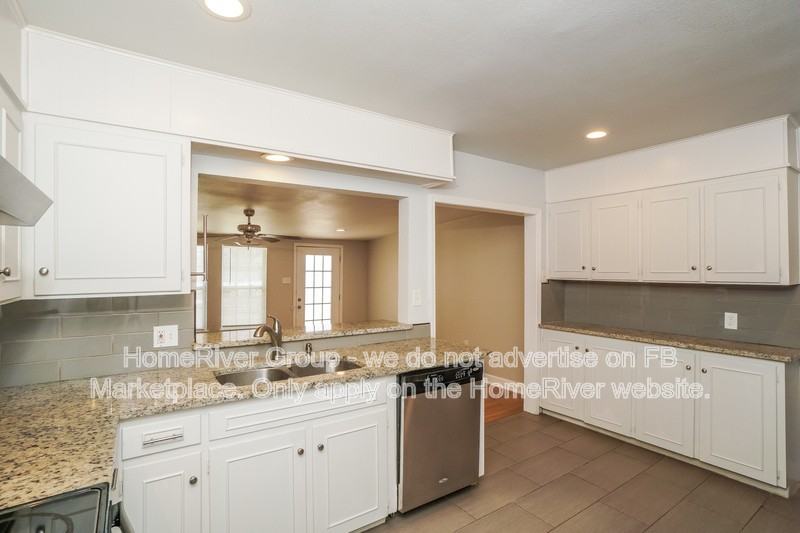 1218 Oblate Dr - Photo 7 of 30