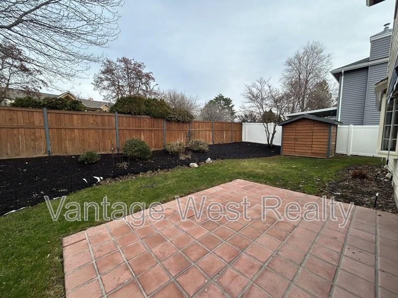 1140 Wintergreen Cres - Photo 3 of 16