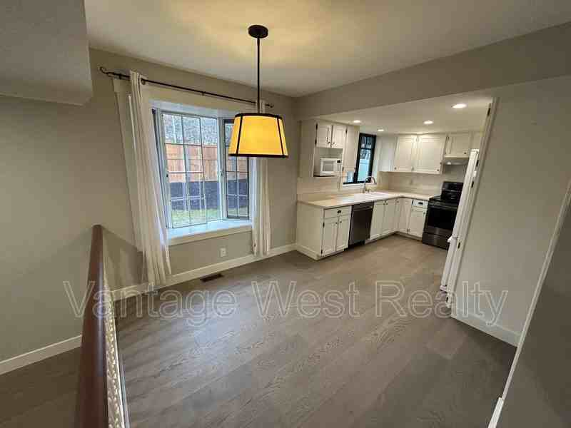 1140 Wintergreen Cres - Photo 5 of 16