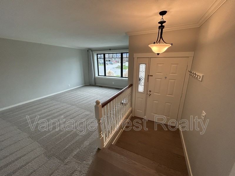 1140 Wintergreen Cres - Photo 6 of 16