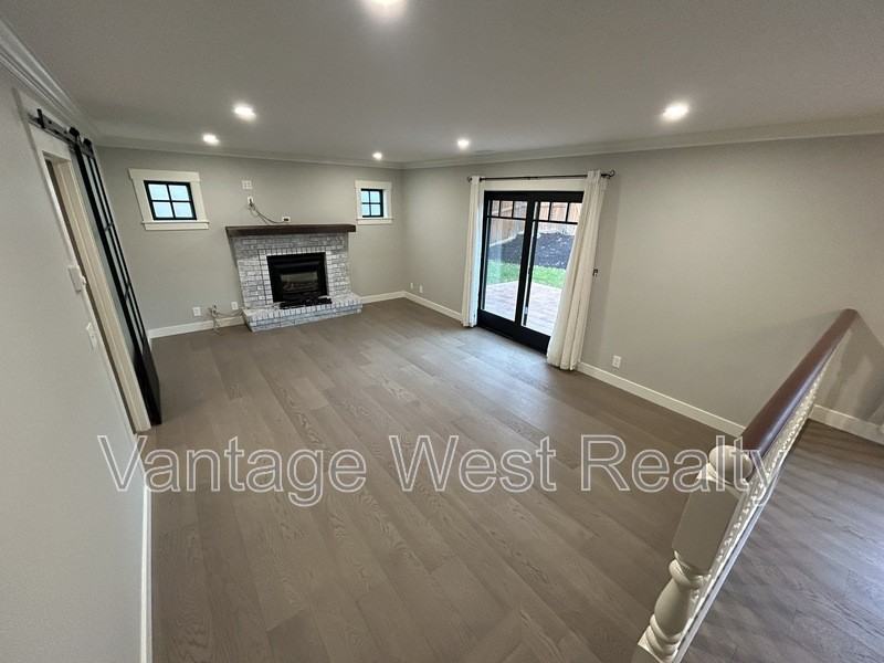 1140 Wintergreen Cres - Photo 7 of 16