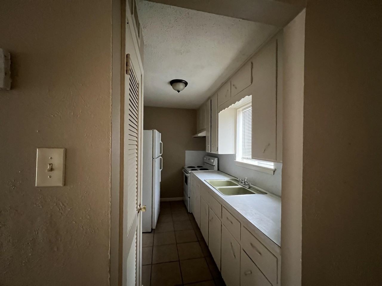 1012 Wells Circle - Photo 3 of 7